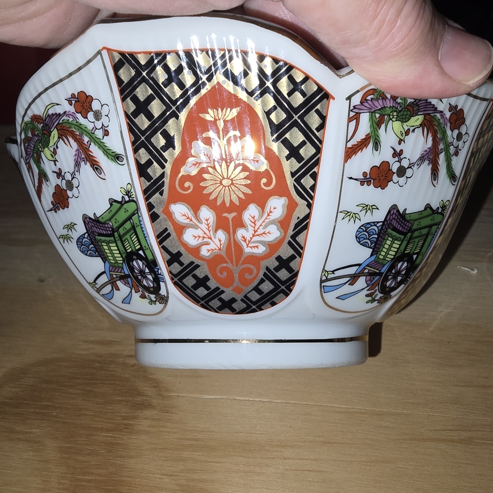 Asian Imari Brand Elegant Ceramic Bowl with Orange and Gold Accents.